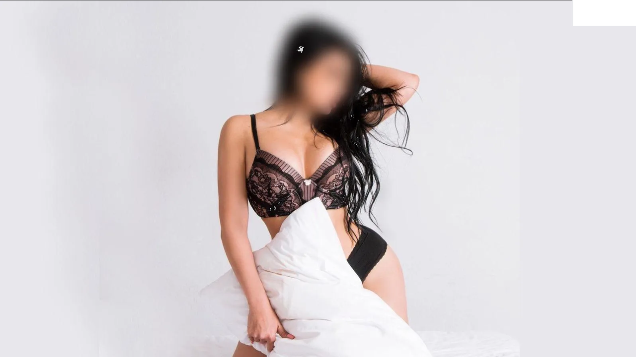 Corren a Guapa conductora por usar demasiada ropa en fiesta de un productor