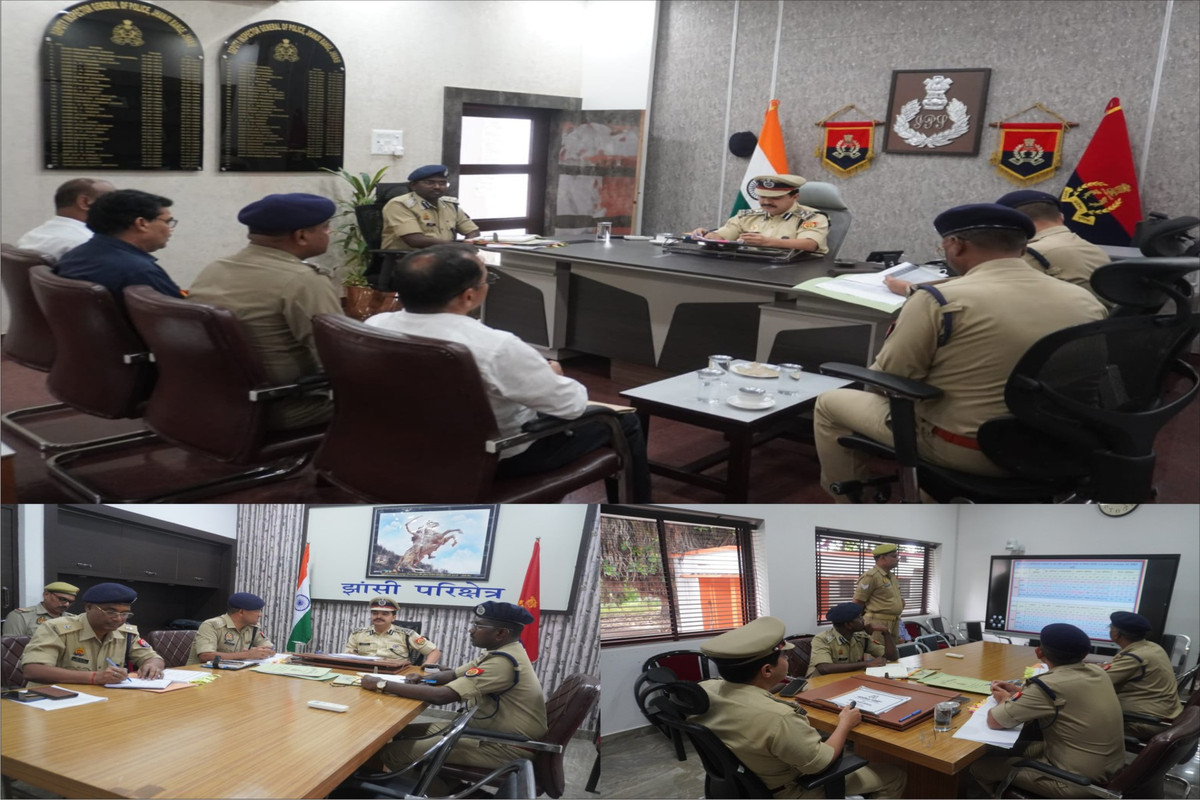 डीआईजी झांसी द्वारा रेन्ज के सभी जनपद प्रभारियों के साथ परिक्षेत्रीय कार्यालय पर अपराध समीक्षा गोष्ठी आहूत कर कानून व्यवस्था को सुदृढ़ बनाये रखने तथा अपराध नियन्त्रण हेतु दिए गए आवश्यक दिशा निर्देश