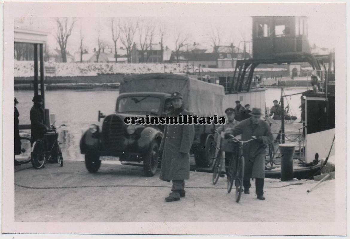 Orig. Foto Polizei Soldaten Pol.Btl.253 m. Ford Beute Lkw bei Fä