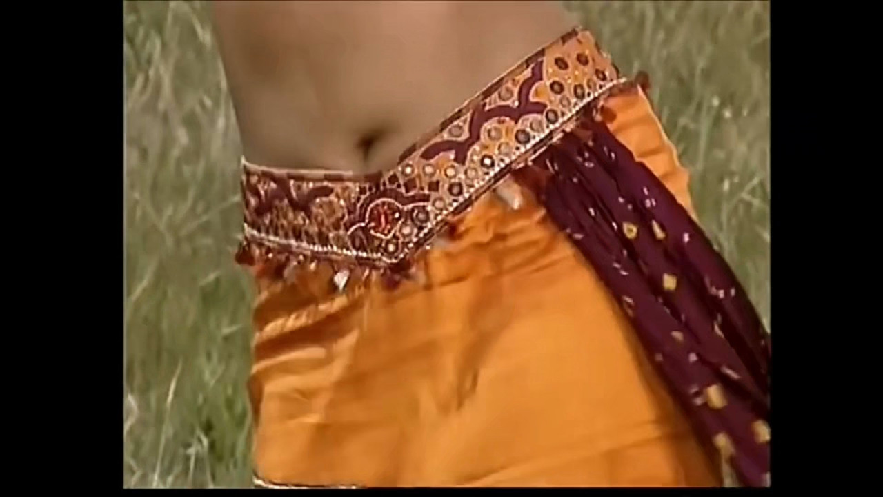 Madhuri Dixit Sexiest Navel.mkv_snapshot_00.16.625