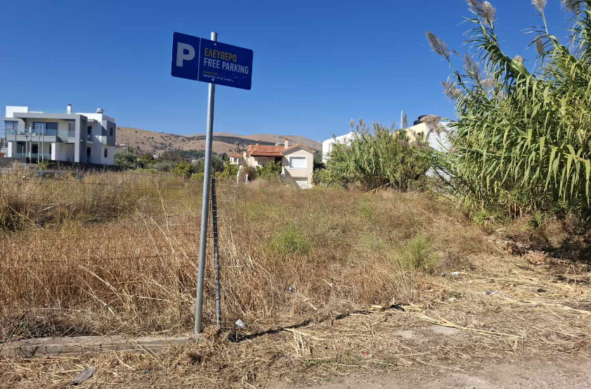ΕΙΚΟΝΑ ΕΓΚΑΤΑΛΕΙΨΗΣ ΣΤΟ ΔΗΜΟΤΙΚΟ ΠΑΡΚΙΝΓΚ ΤΗΣ ΦΑΡΚΑΙΝΑΣ – ΖΗΤΕΙΤΑΙ ΑΜΕΣΟΣ ΚΑΘΑΡΙΣΜΟΣ (ΦΩΤΟ)