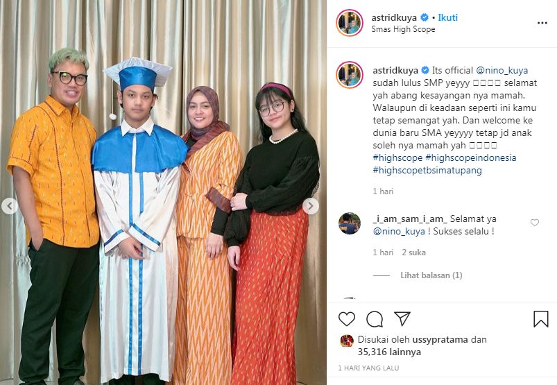 Foto keluarga Uya Kuya saat wisuda anak bungsunya