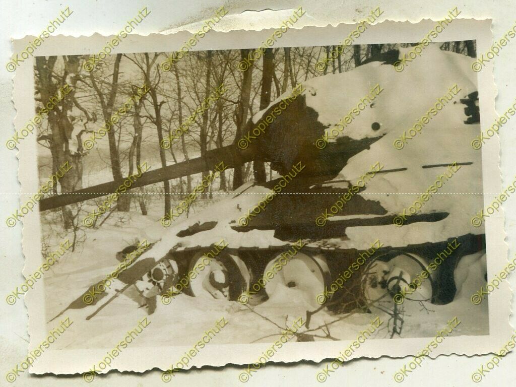 Foto, II. Panzerarmee-Nachrichten-Regiment 2, zerstörter Panzer, Ungarn, 1945,
