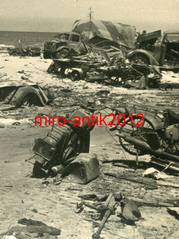 Foto, zerstörte englische LKW, PKW am Strand, Dü