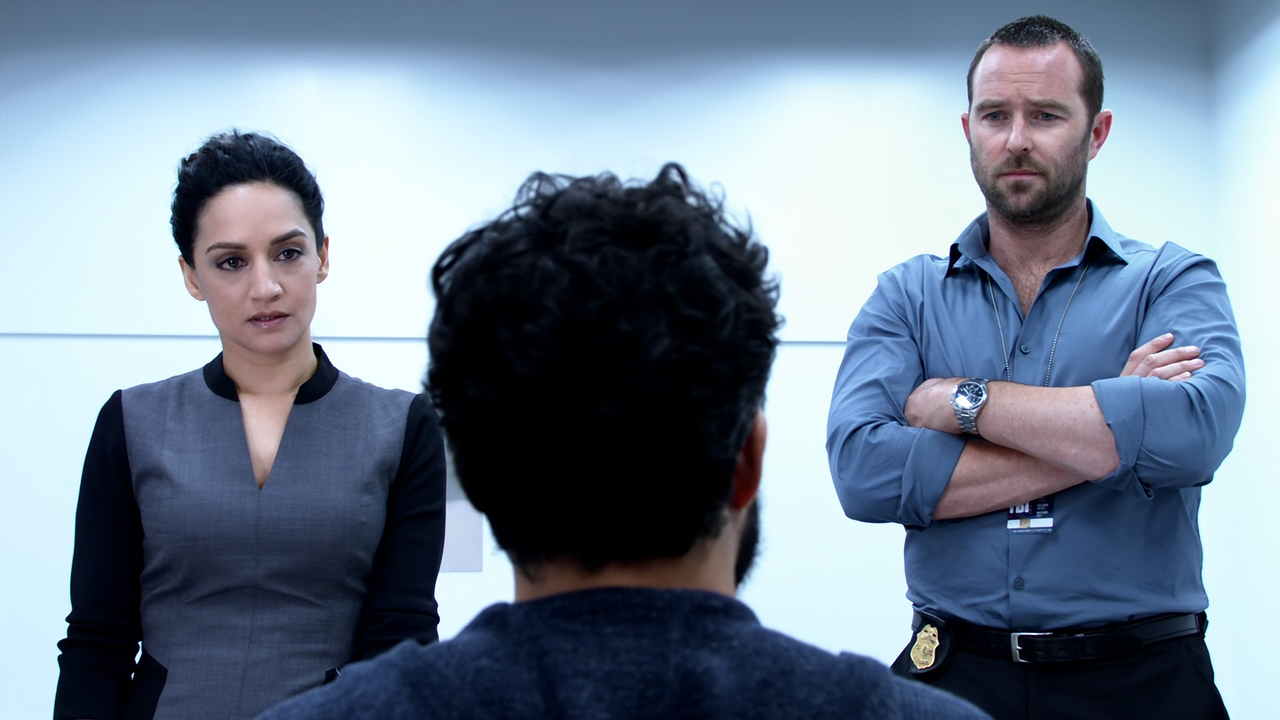 Blindspot.S02E07.Resolves.Eleven.Myths.1080p.10bit.BluRay.AAC5.1.HEVC-Vyndros.mkv_snapshot_09.34_[20
