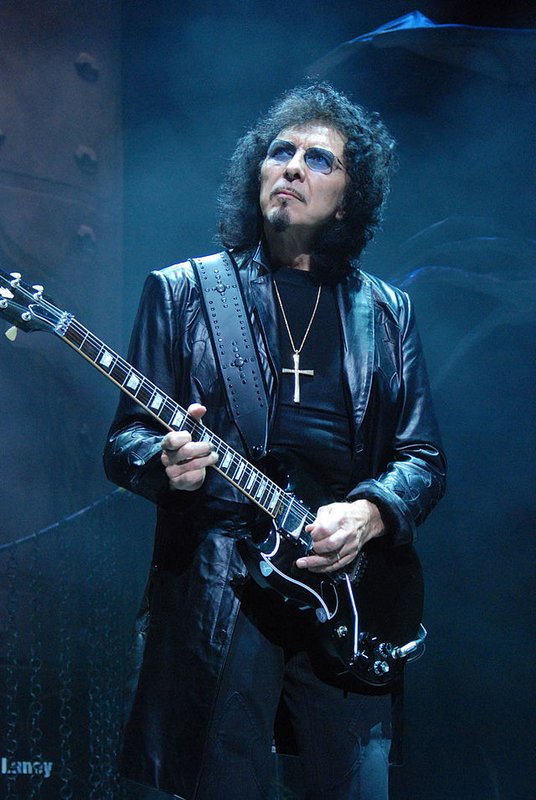 Neck Dive - "Ter ou não ter", eis a questão - Página 2 640px-Tony-Iommi-2009-06-11-Chicago-photoby-Adam-Bielawski