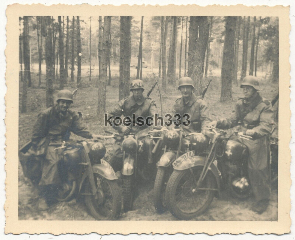 Foto Kradschützen auf Motorrädern mit Kennung    der 60. Infanterie Division