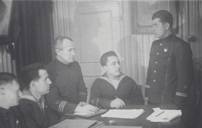 Щ-323 ПБ Смольный парткомиссии БПЛ КБФ. Прием в кандидаты ВКПб ком БЧ-2-3 лейт А.И. Осипова, военком