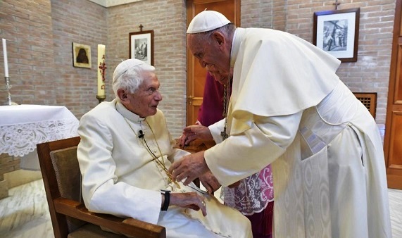 Il Papa: preghiamo per Benedetto XVI, è molto malato e nel silenzio sostiene la Chiesa dans Articoli di Giornali e News Papa-Francesco-e-Benedetto-XVI