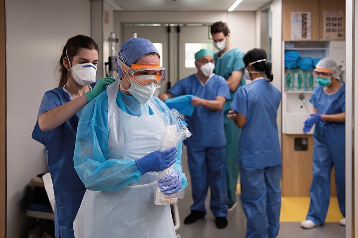 Pandemia no acabará con Ómicron, advierte Fauci