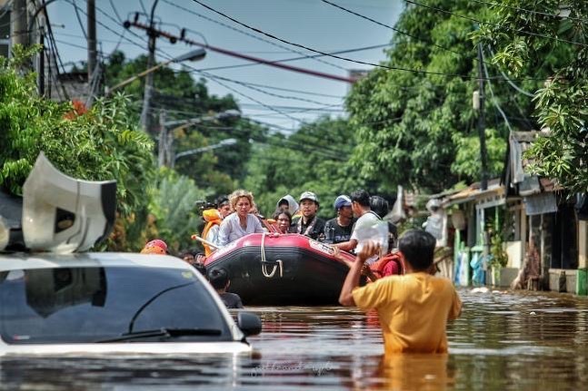 Nikita Mirzani sambangi korban banjir.