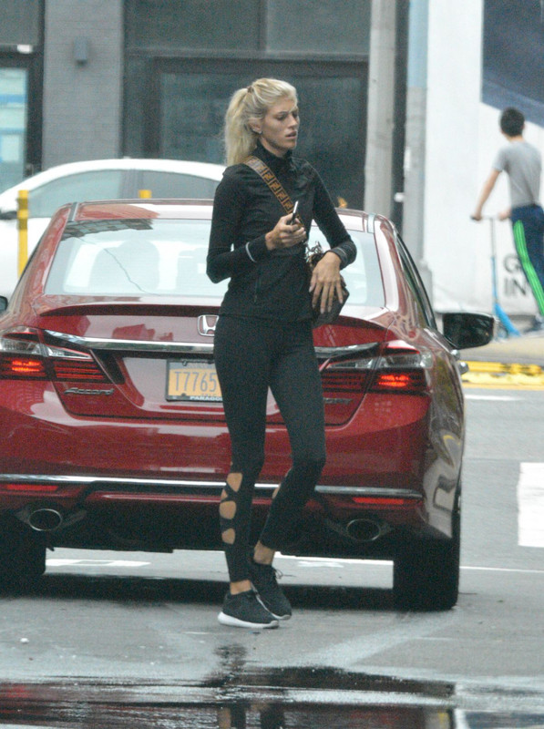 devon-windsor-heading-to-a-gym-in-new-york-07-23-2018-4