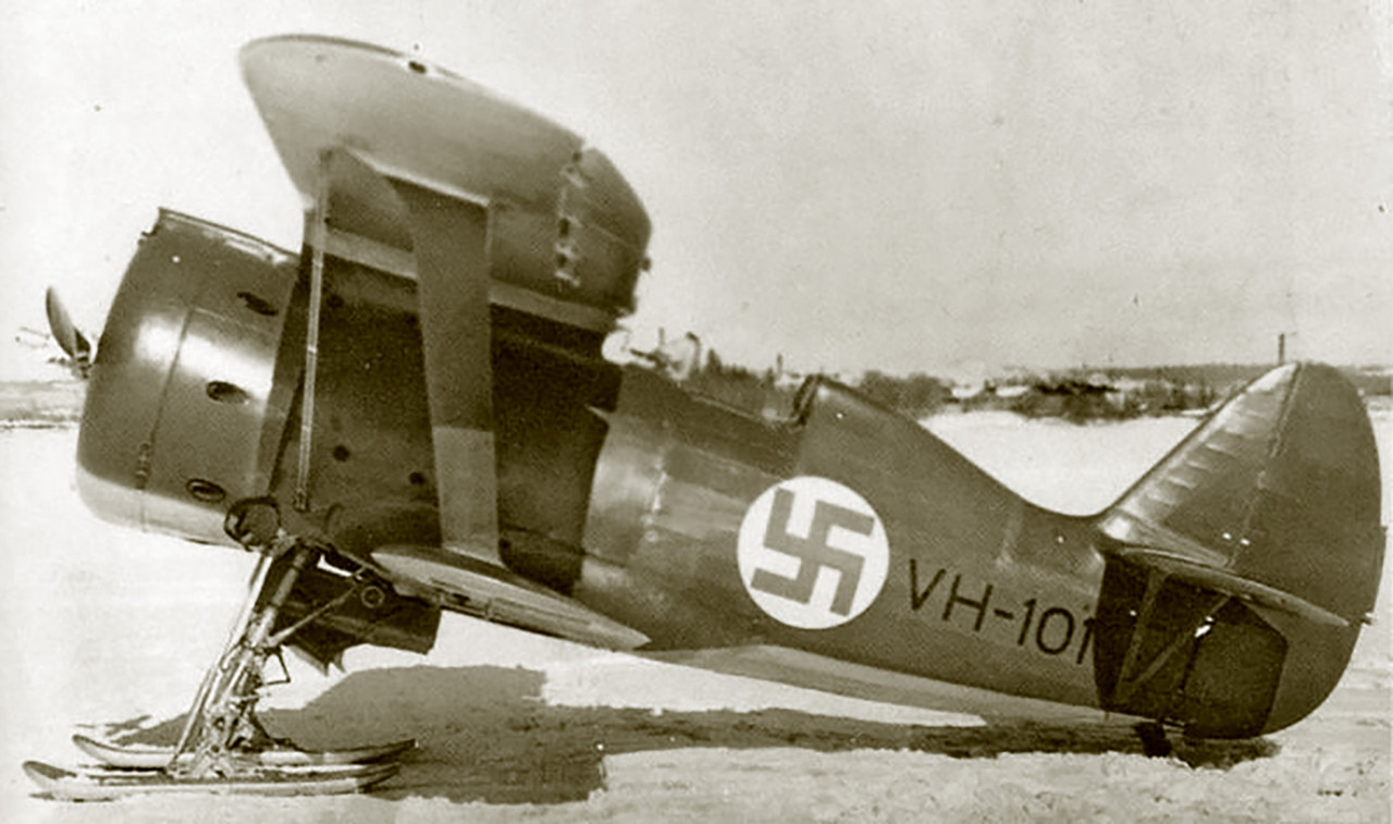 Ilmavoimat-Polikarpov-I-153-FAF-as-VH101-in-new-camouflage-pattern-Finland-1941-01