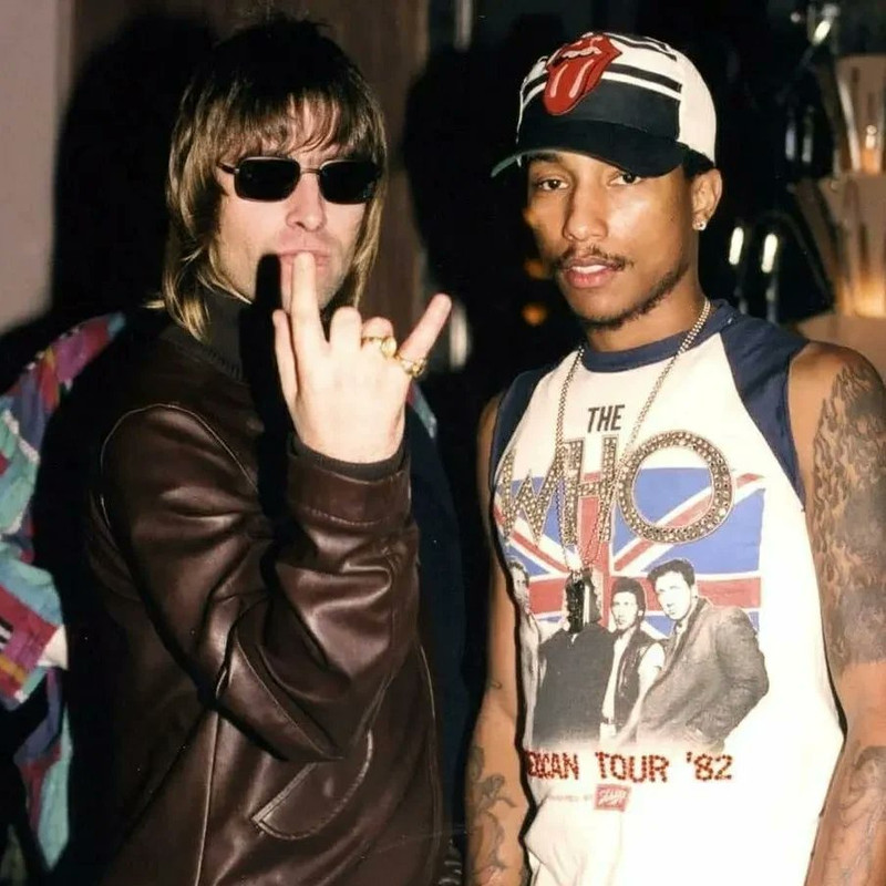 Pharrell-and-Liam-Gallagher-backstage-at-the-Q-Awards-in-London-October-2000-3