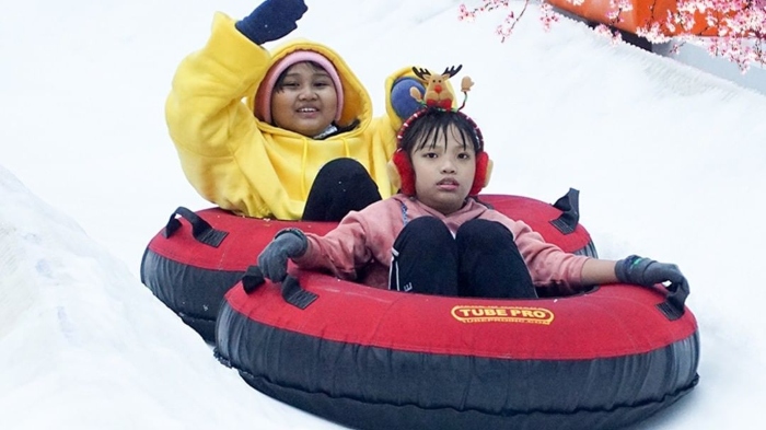 Pengunjung Trans Snow World Surabaya.