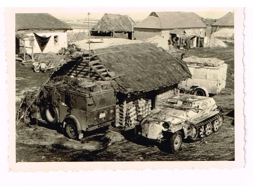 mehrere militärische Fahrzeuge