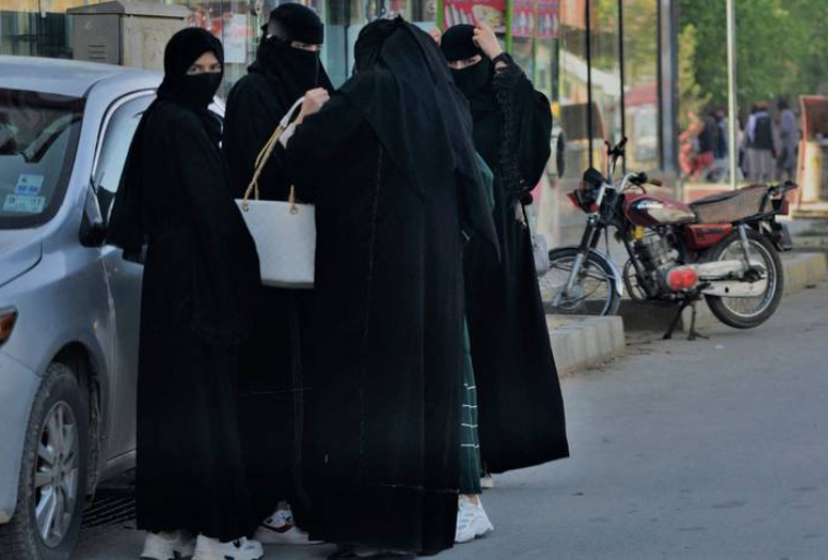Talibanes obligan de nuevo a las mujeres afganas a cubrirse la cara