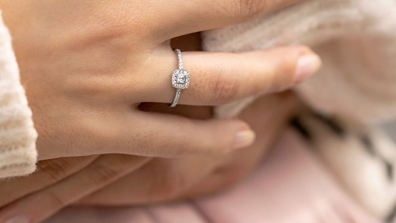 Chico pierde el anillo de compromiso en la arena