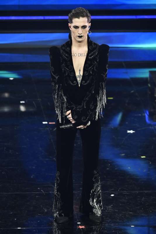 damiano-dei-maneskin-in-etro-1428797