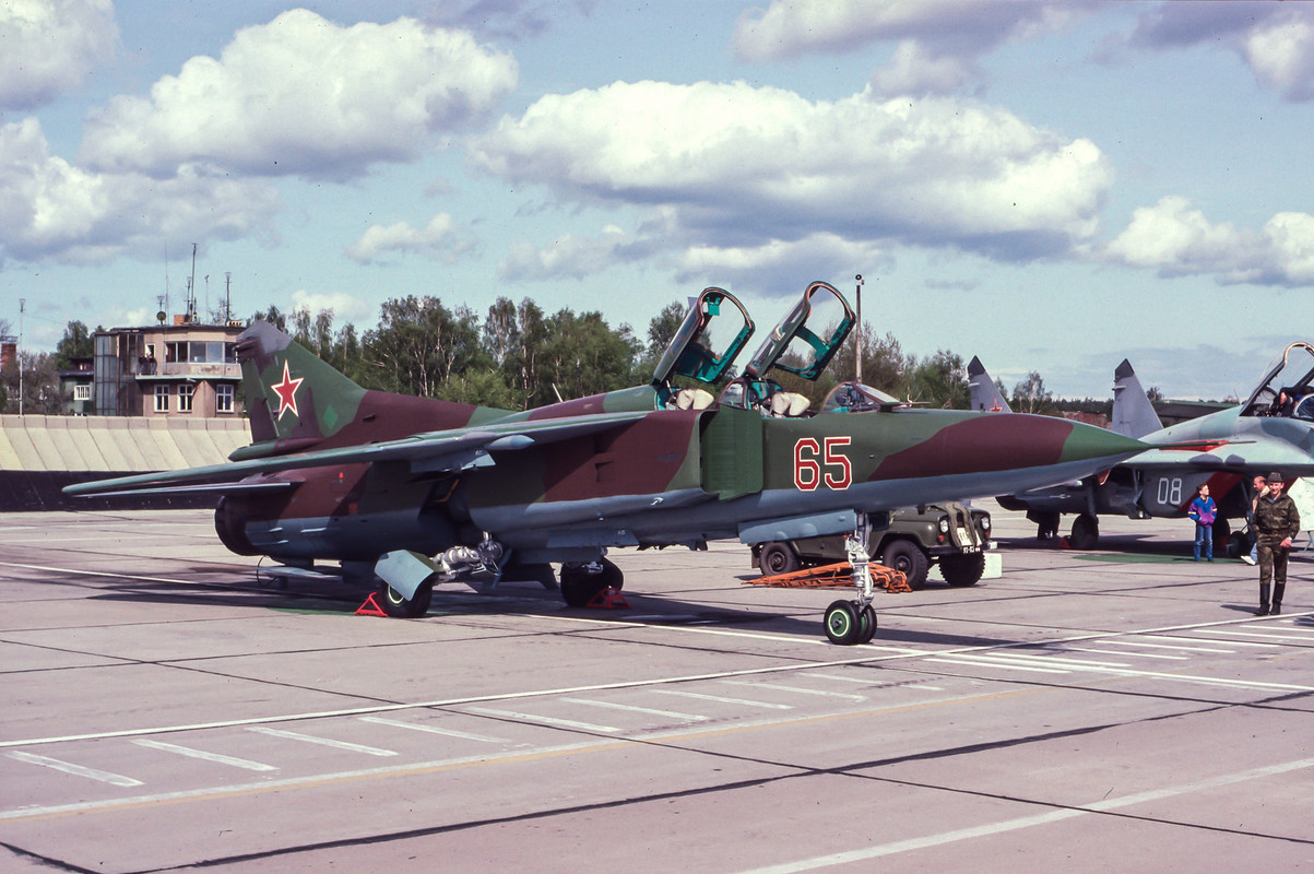787 IAP Mig-23UB 65 Red_0904106_1992