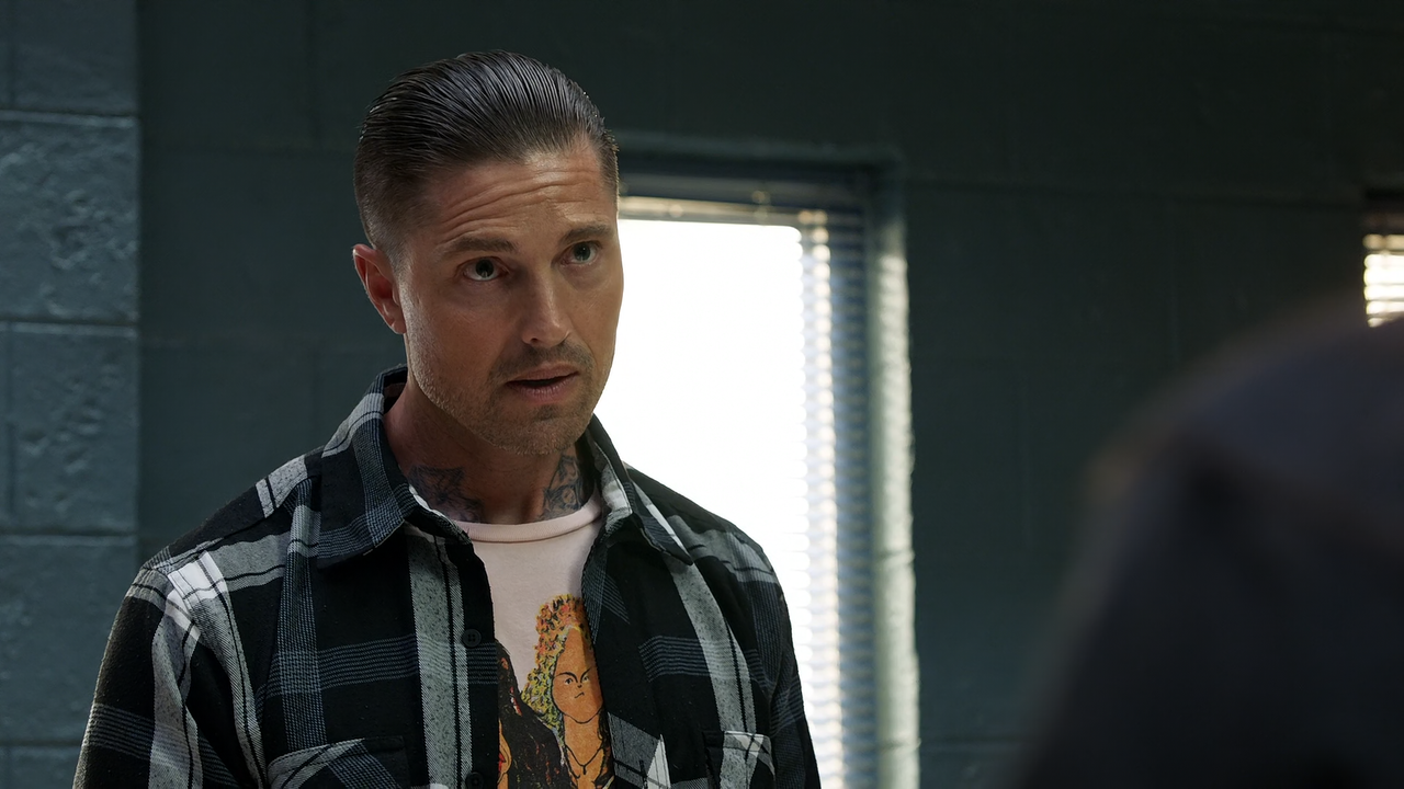 The.Rookie.S05E01.Double.Down.1080p.10bit.AMZN.WEB-DL.DDP5.1.HEVC-Vyndros.mkv_snapshot_11.00_[2022.0