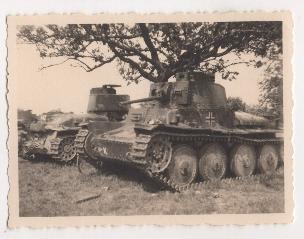 Photo Technik Panzer 38 (t); 2x Panzer in Bereitstellung; im Felde