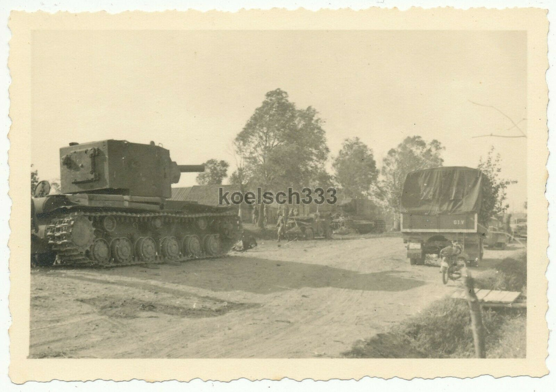 Foto russische KW-II Panzer auf einer Dorfstraße an der Ostfront Wehrmacht Beute