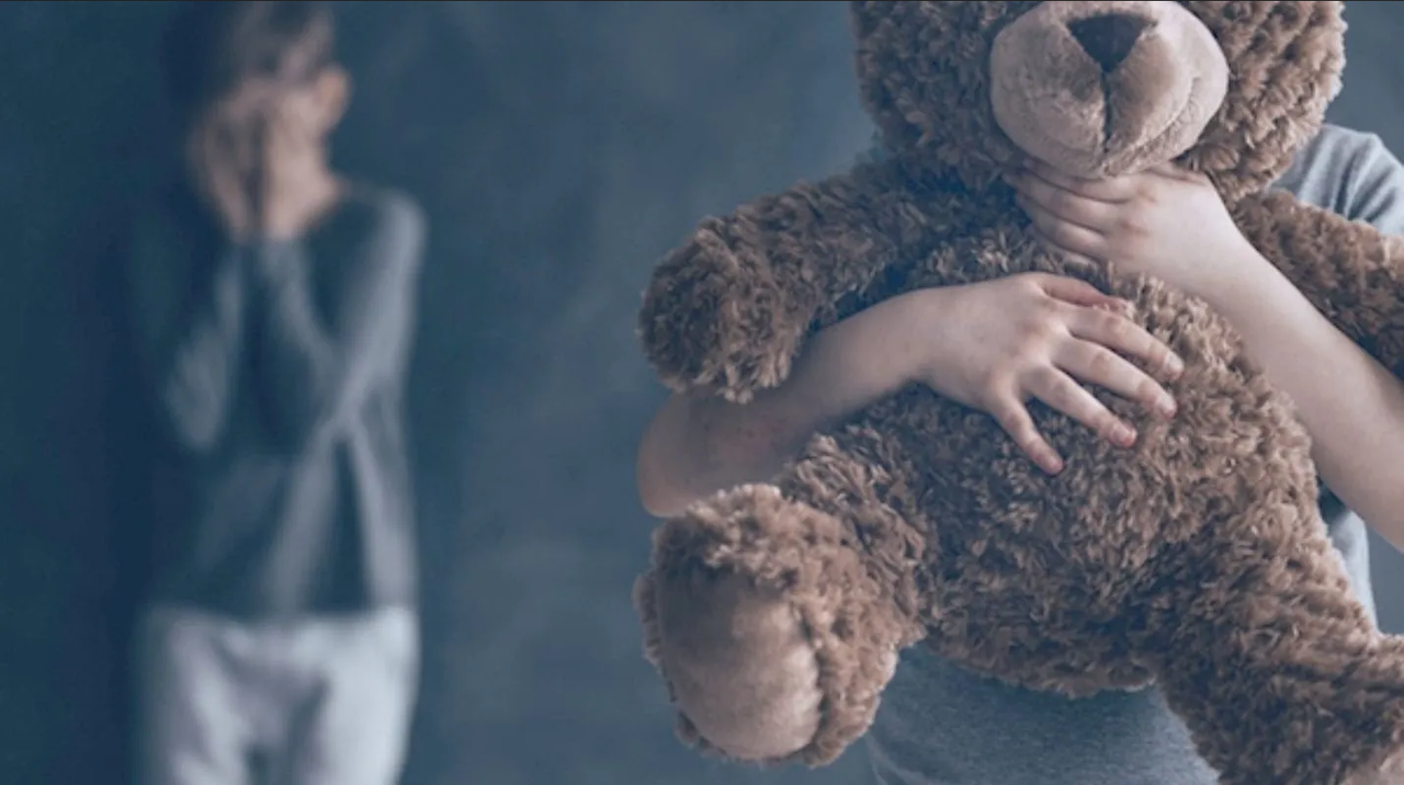 Por maltrato infantil detienen a madre; metió a su hijo a una jaula