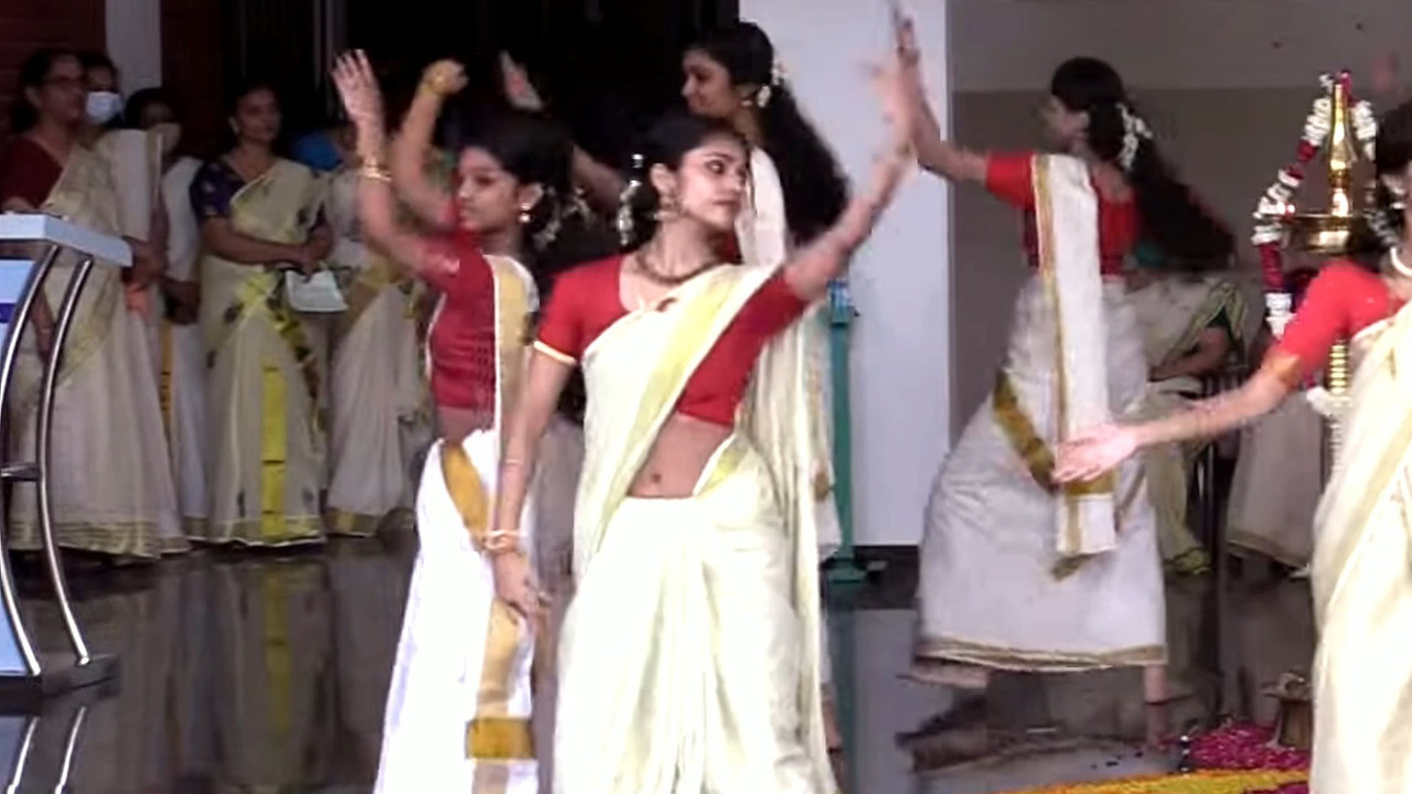 Cute Beautiful Malayali girl Navel slips while thiruvathira.mp4_snapshot_00.17.049