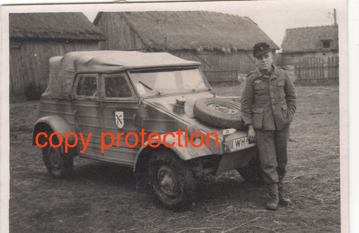 VW 82 Kübelwagen mit Tarnanstrich und Truppenken