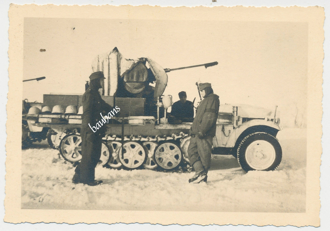 Jäg.Btl.2 Sd.Kfz im Wintertarn mit Flak-Geschütz