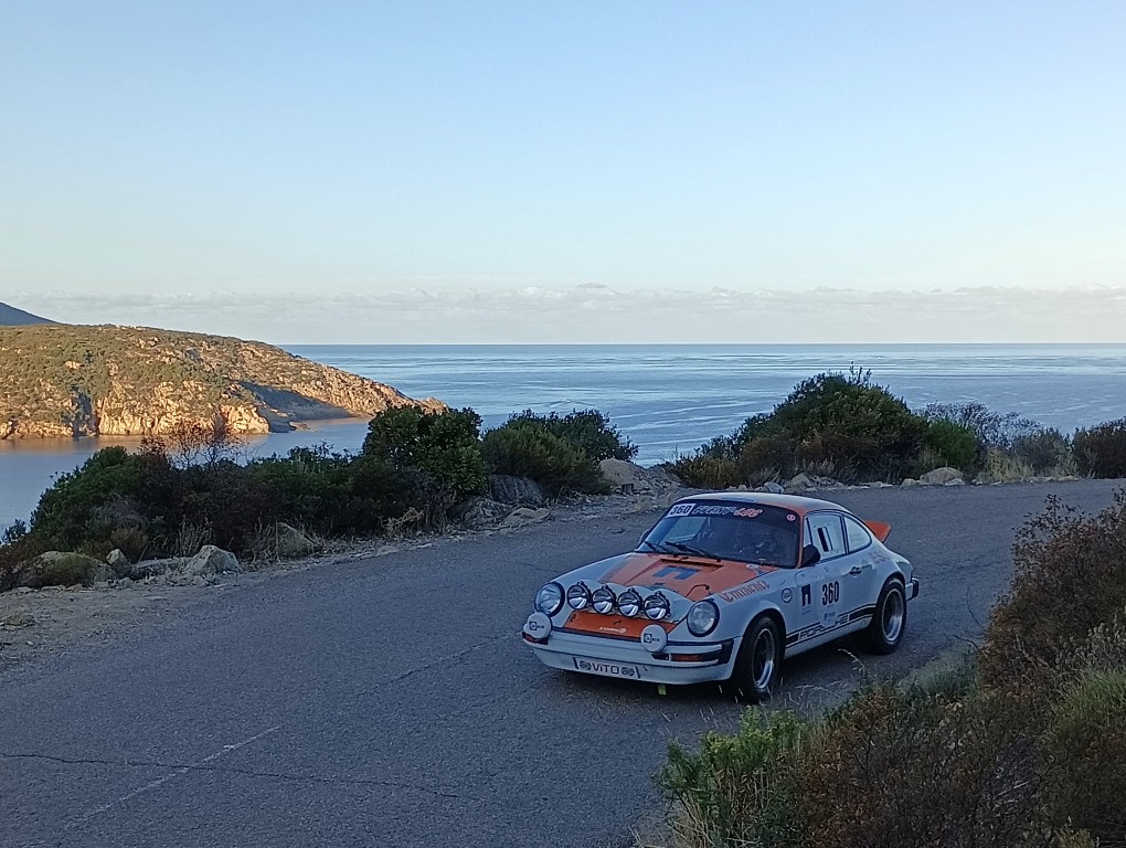 Porsche blanche capot orange