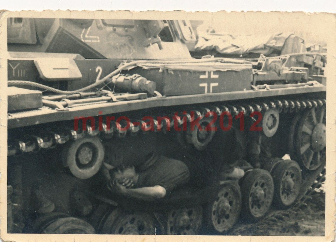 Foto, Wehrmacht, Landser schläft auf der Panzerk