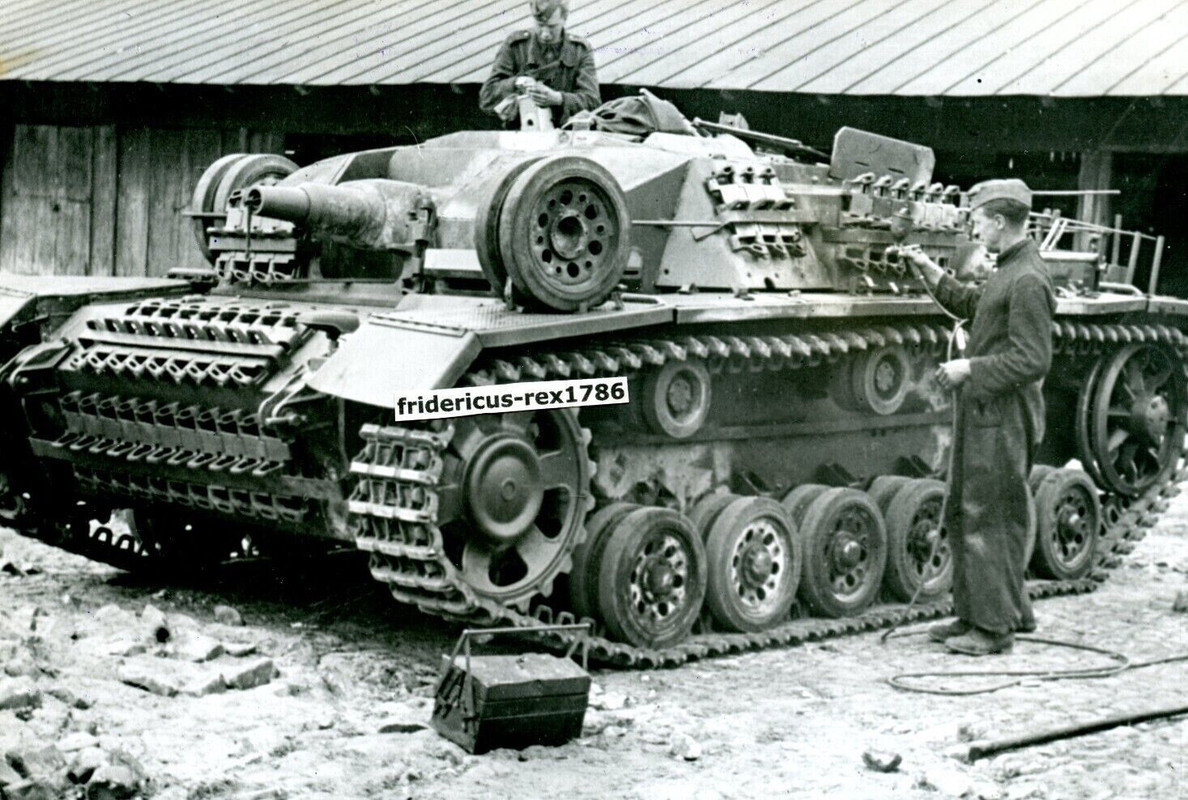 Foto WH StuG Sturmgeschütz Abt. Tarnanstrich wird aufgebracht camo Airbrush