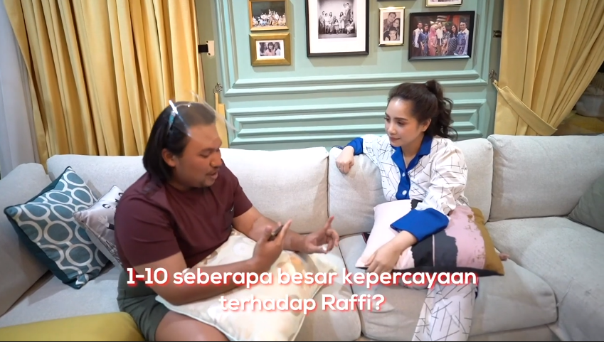 Keanu Agl mengajak Nagita Slavina untuk bermain QnA