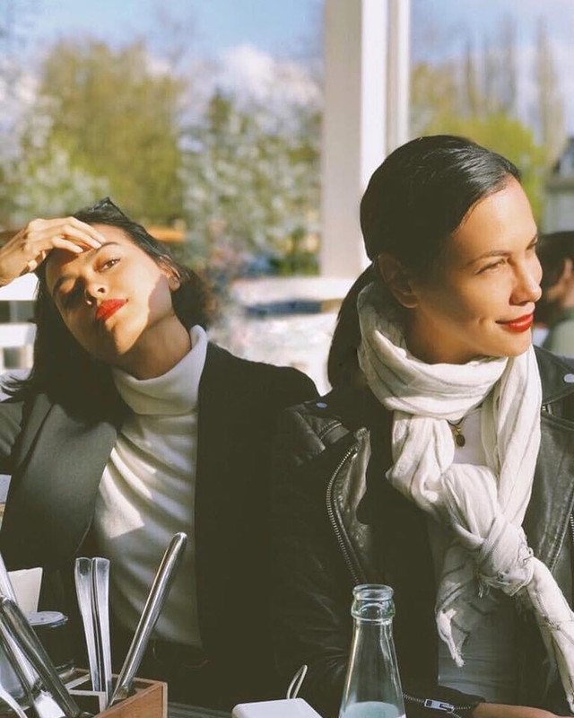 7 Potret kedekatan Sophia Latjuba dan Eva Celia, bagai kakak adik