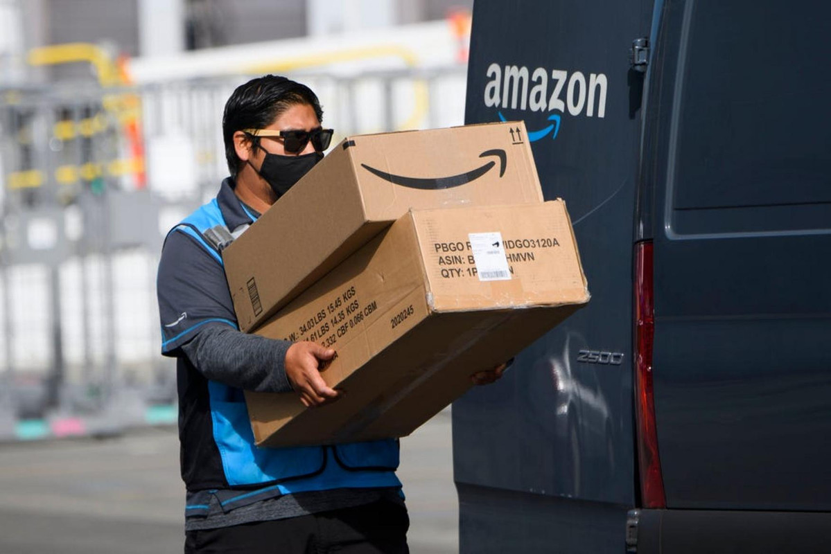 Exhiben a repartidor de Amazon