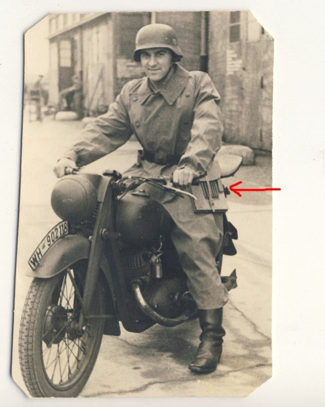 Foto Wehrmacht - KRADSCHÜTZE Kradfahrer mit Kartentasche - MOTORRAD