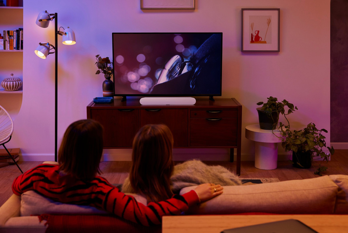 Barra de sonido Sonos Ray debajo de un televisor, mostrando su diseño compacto.