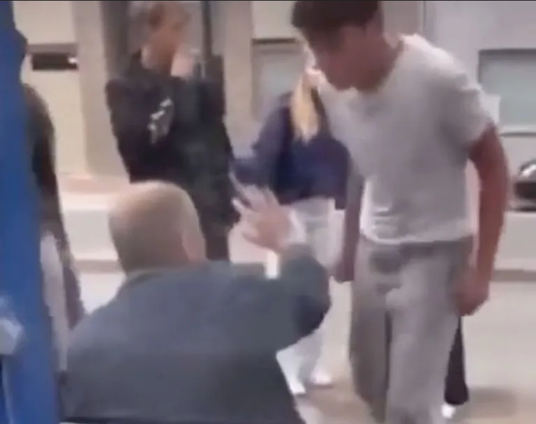 Golpiza de jóvenes a un abuelito indigna en redes sociales