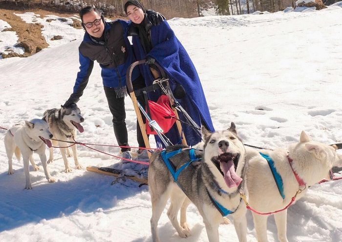 Momen Gilang Widya Pramana dan Shandy Purnamasari naik husky sled saat liburan ke Swiss.