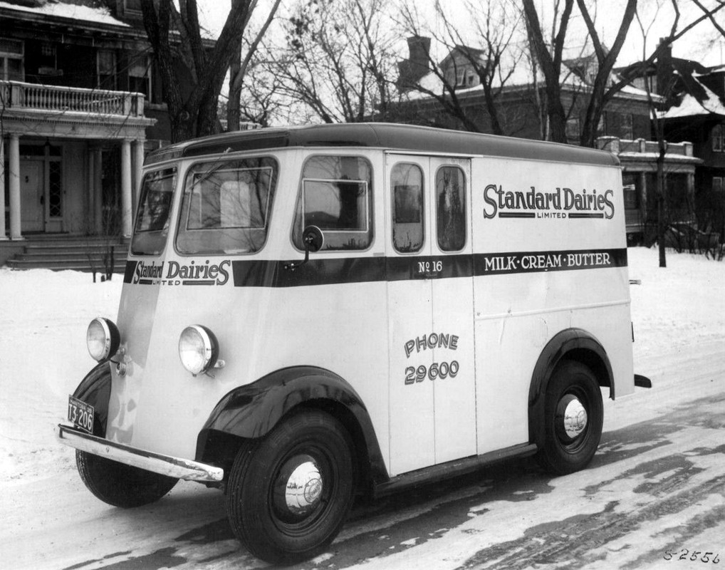 Diamond T_'39 Pak Age Car Standard Dairies Manitoba '39 plate