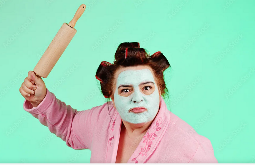 Photo femme avec bigoudis fâchée avec rouleau à pâtisserie