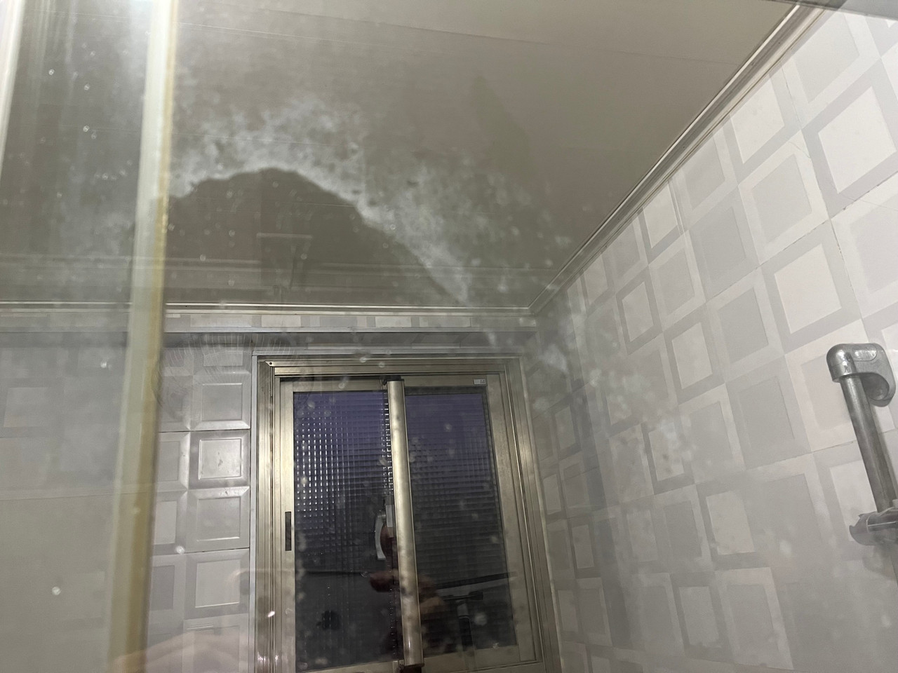 真實案例一 使用前：浴室水垢與玻璃白霧