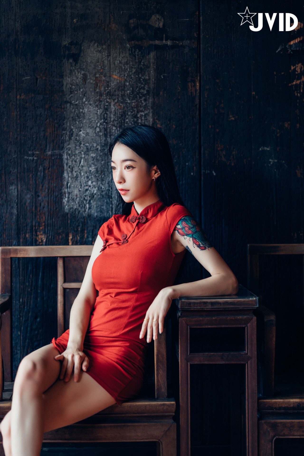 jvid 露出 色色旗袍写真，复古窗边的红衣纹身女孩插图5