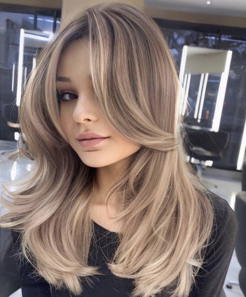 High and Lowlights on blond hair with long bangs