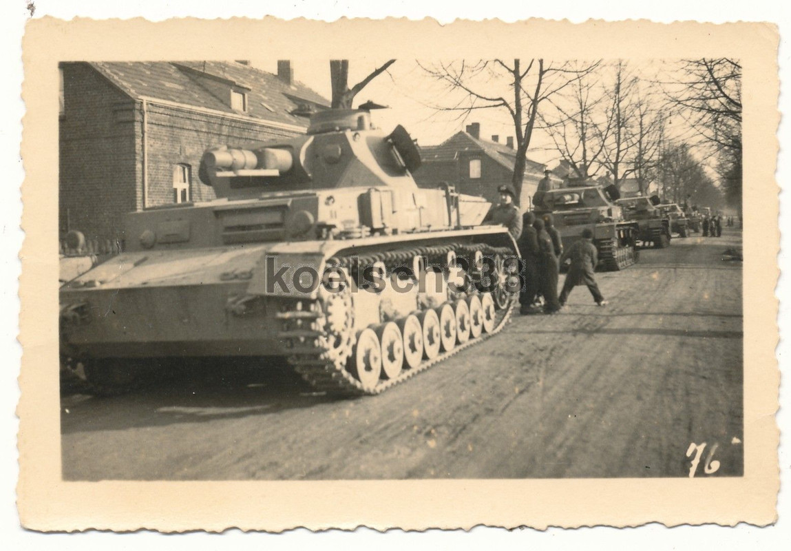 Foto Panzer IV Kampfwagen Kolonne auf einer Straße ! Wehrmacht T