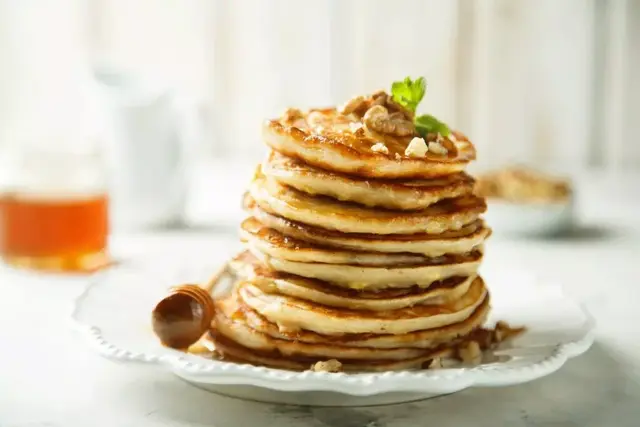 Pancakes me meli kai karydia 1024x683