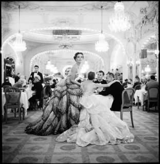 https://i.postimg.cc/Kc3zqTJK/teo-grem-v-plate-ot-dior-parizh-1949-fotograf-richard-avedon-large.jpg