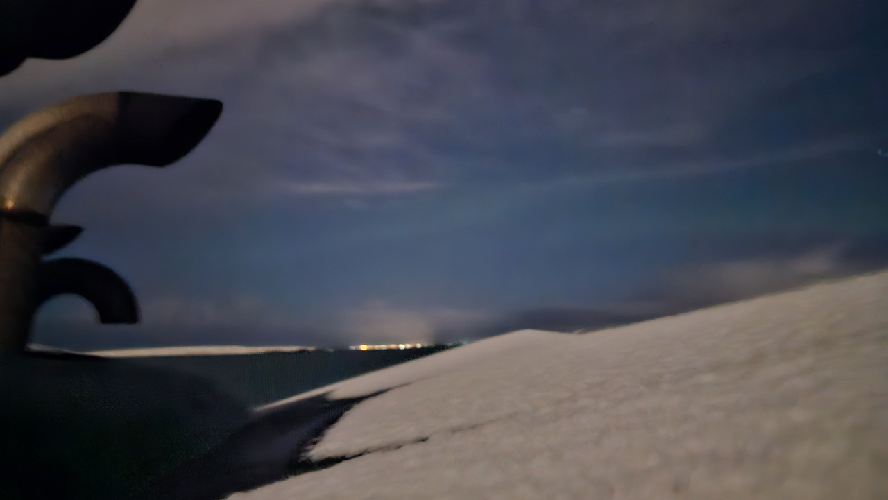 肉眼看不到，當下拍了甚至也沒發現其實有的極光